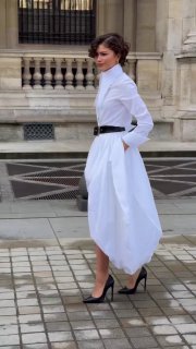 Кадр: Зендея в платье Louis Vuitton на показе в Париже, крупный план силуэта, чёрный пояс и классические туфли подчёркивают образ.