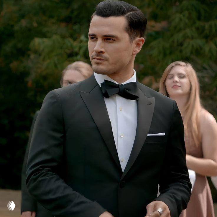 Мужчина в смокинге на открытом воздухе, уверенная поза и сдержанная харизма — образ джентльмена с темной стороной.