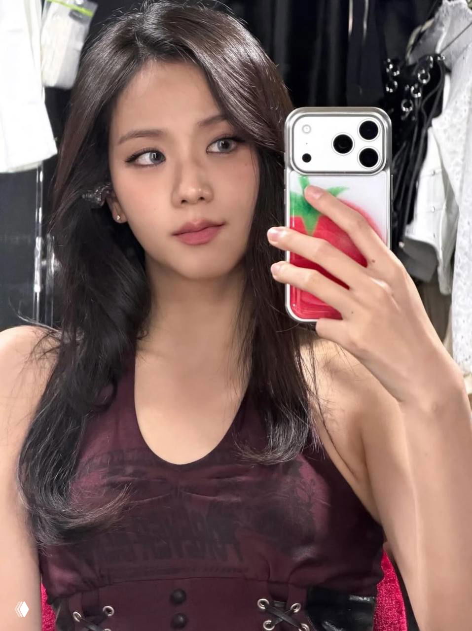 Сэлфи в зеркале: молодая женщина с тёмными волосами и аккуратной стрелкой на глазах; повседневный образ и натуральный макияж.