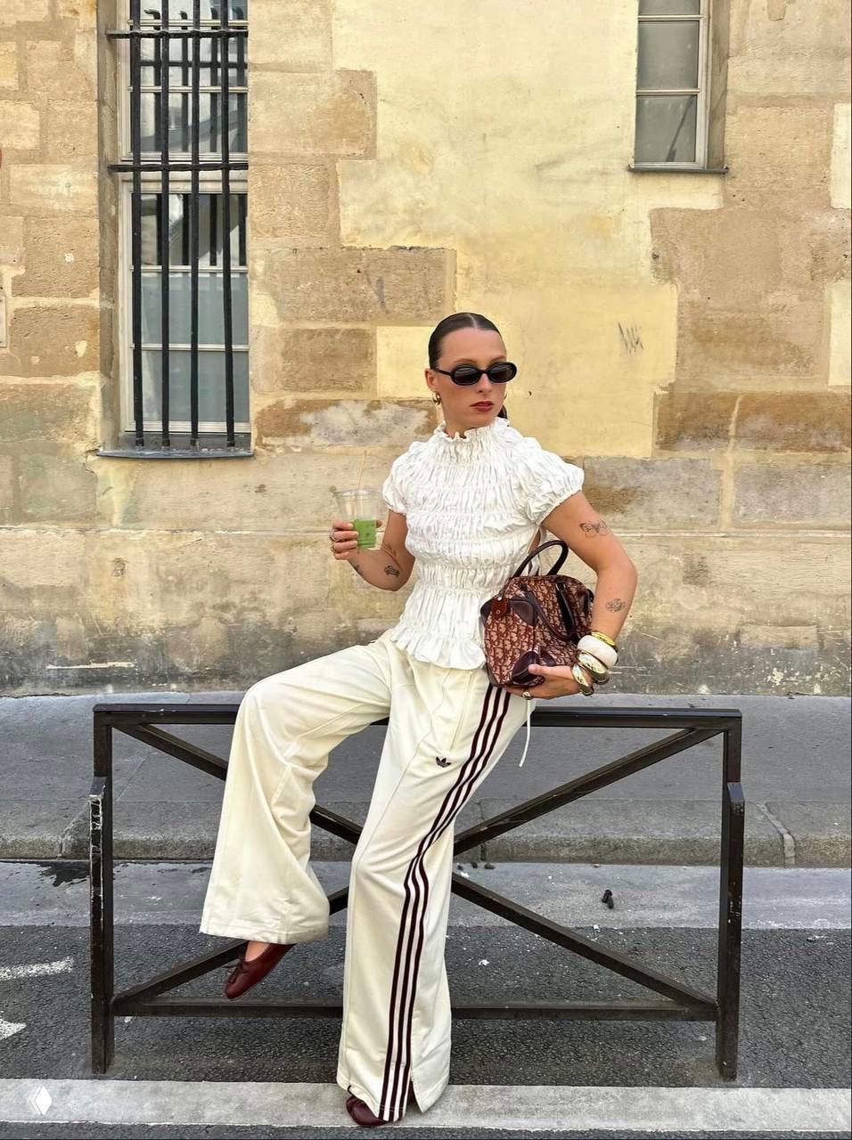 Брюки с лампасами — тренд весны 2026