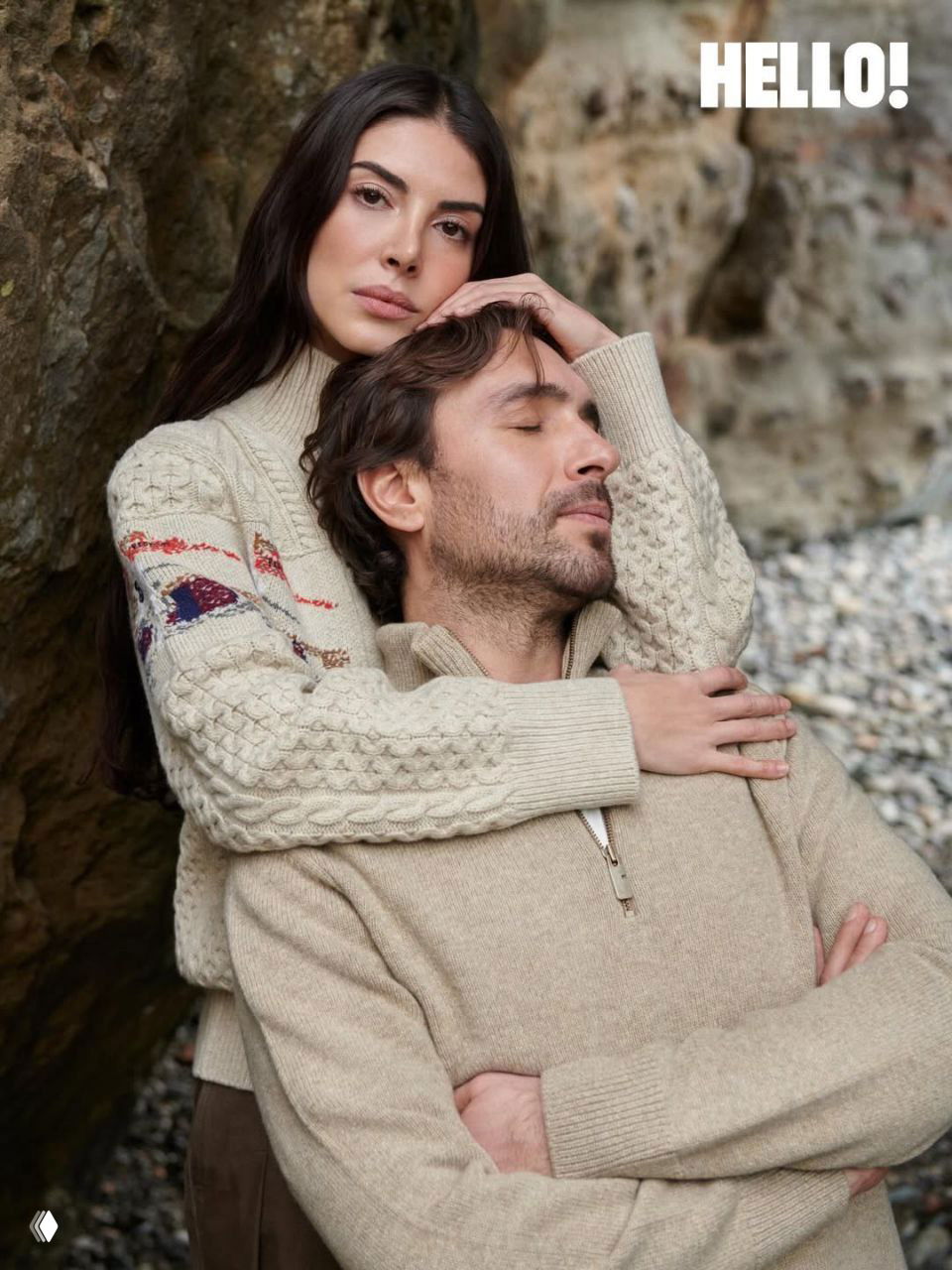 Дениз Байсал и Улаш Туна Астепе позируют на фоне каменистого побережья в спокойной, интимной обстановке — кадр из фотосессии HELLO! с акцентом на эмоции и одежду в природной палитре