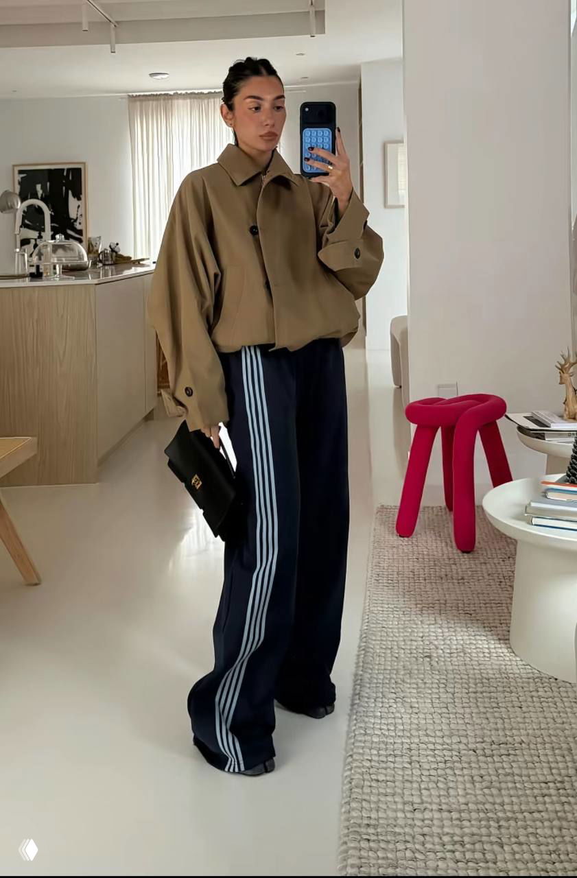 Селфи в зеркало: длинные тёмно-синие брюки с контрастными светло-голубыми лампасами и просторный минималистичный интерьер