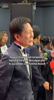 Директор конкурса Навата Ицарагрисил разводит руками и расплакался во время общения с прессой; вокруг — люди и видеокамеры, фиксирующие инцидент.