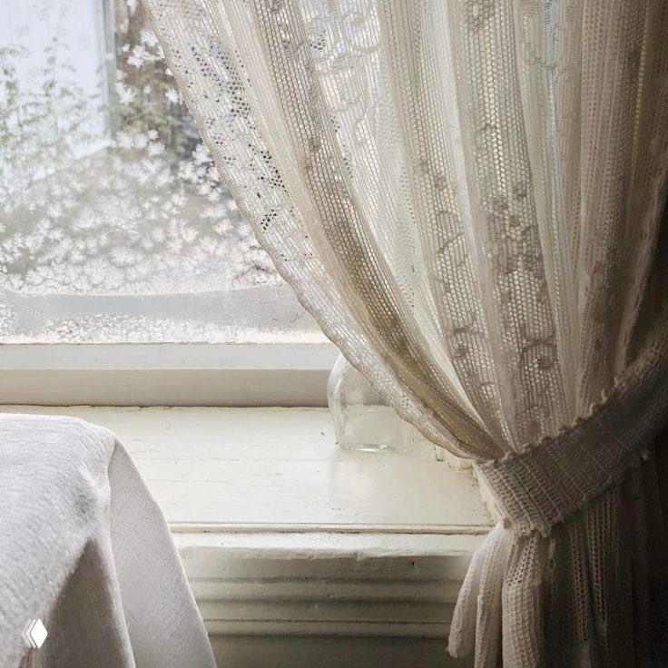 Кружевной занавес у подоконника: тонкая фактура ткани, мягкий свет и интерьер в ретро-классицизме, подчёркивающий уют и утончённость.