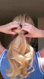 Крупный план рук, собирающих волосы в пучок или узел с помощью пальцев, показ пошаговой техники для быстрой причёски на каждый день.