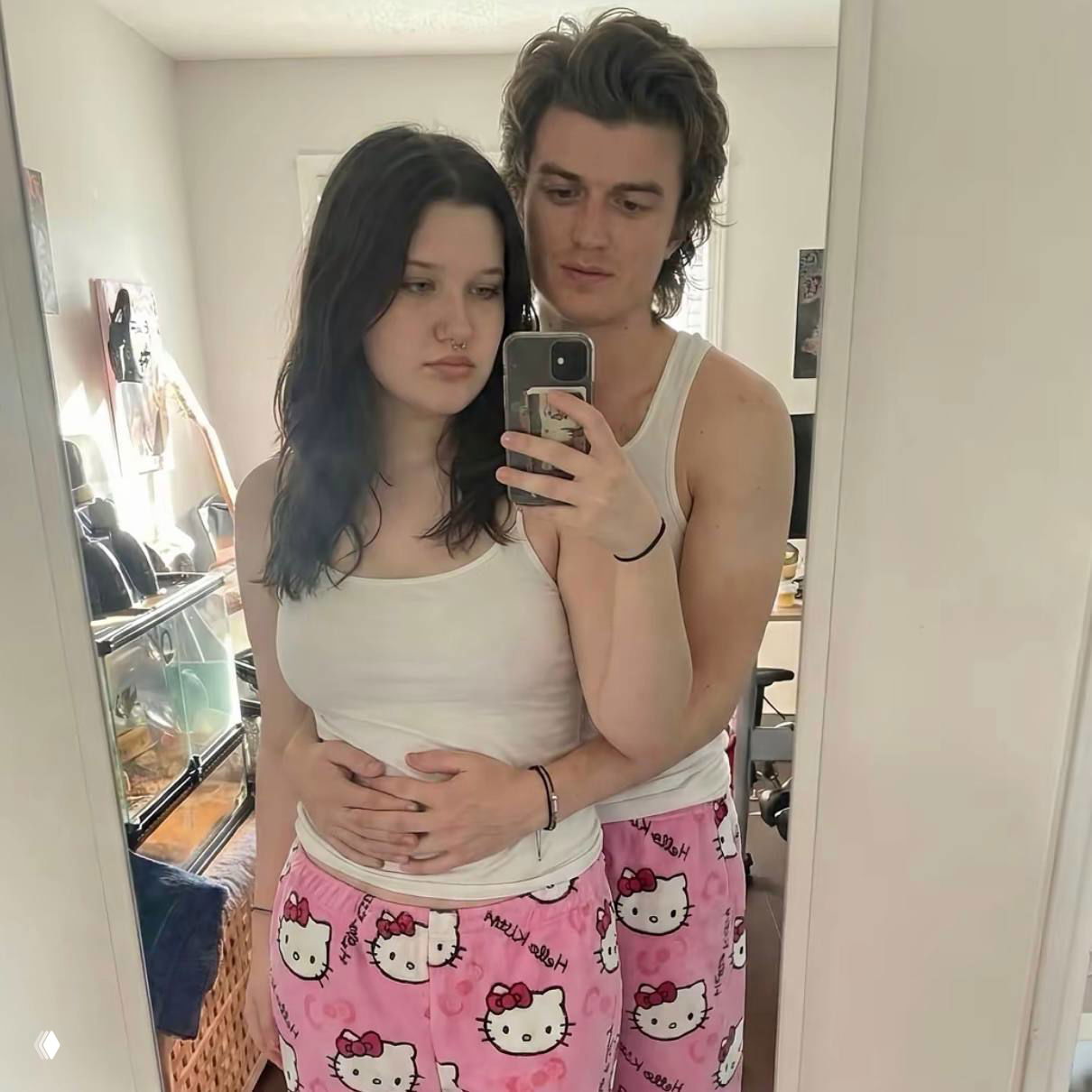 Мужчина и женщина в кухне: он держит её за талию, бытовая сцена с мягким домашним освещением, напоминающая фанатские монтажи.