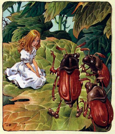 Иллюстрация: Дюймовочка в белом платье сидит на большом листе рядом с крупными жучками; сцена подчёркивает хрупкость героини и сказочную неблизость мира.