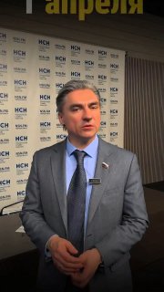 Депутат Свинцов в костюме на фоне пресс-баннера; фото иллюстрирует обсуждаемое видео и заявление о блокировке Telegram.