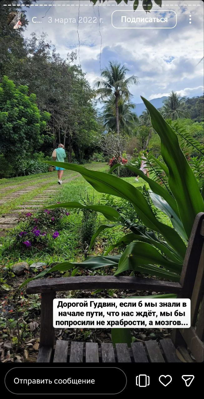 Каменная тропинка и зелёная лужайка резорта, человек в бирюзовой футболке уходит по дорожке в сторону леса — начало маршрута вдоль реки к скалам и водопадам.