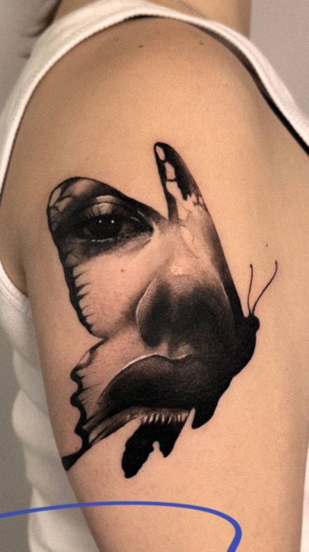 Чёрно-белая татуировка бабочки на плече клиента — пример результата и стиля, демонстрируемого на мастер-классе.