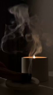 Горящая свеча и дым на тёмном фоне — символ спокойствия и метафора процесса отпускания эмоций и закрытия гештальтов.