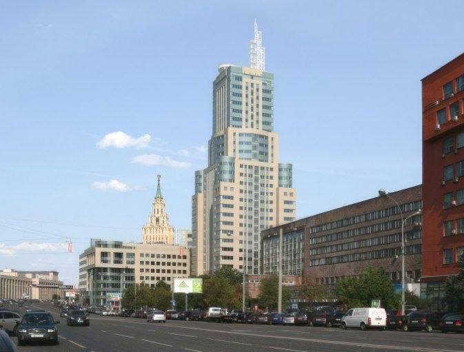 Уличный вид проспекта Сахарова с существующими многоэтажными офисными корпусами и городской транспортной магистралью рядом с участком «Домников».