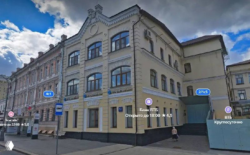 Улица и фасад бывшего офиса банка «Открытие» в центре Москвы на Верхней Радищевской: трёхэтажное историческое здание с входом и вывесками ВТБ, пешеходной зоной.