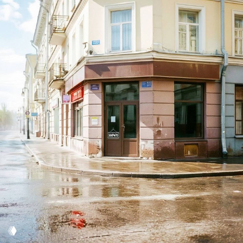 Пустая витрина и вход закрытого ресторана на углу московской улицы после дождя: отражение воды на тротуаре, табличка «закрыто».