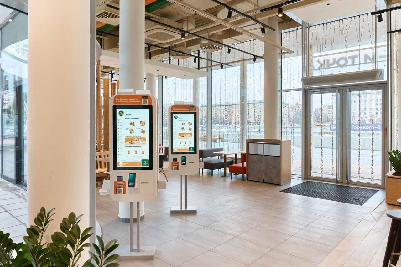 Внутренний вид ресторана с киосками самообслуживания и сенсорными терминалами, просторный зал на 220 гостей и панорамные окна с видом на набережную.