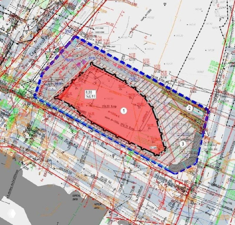 Генплан участка с отмеченной красной зоной контура застройки и координатами; видны коммуникации и границы участка у «Олимпийского».