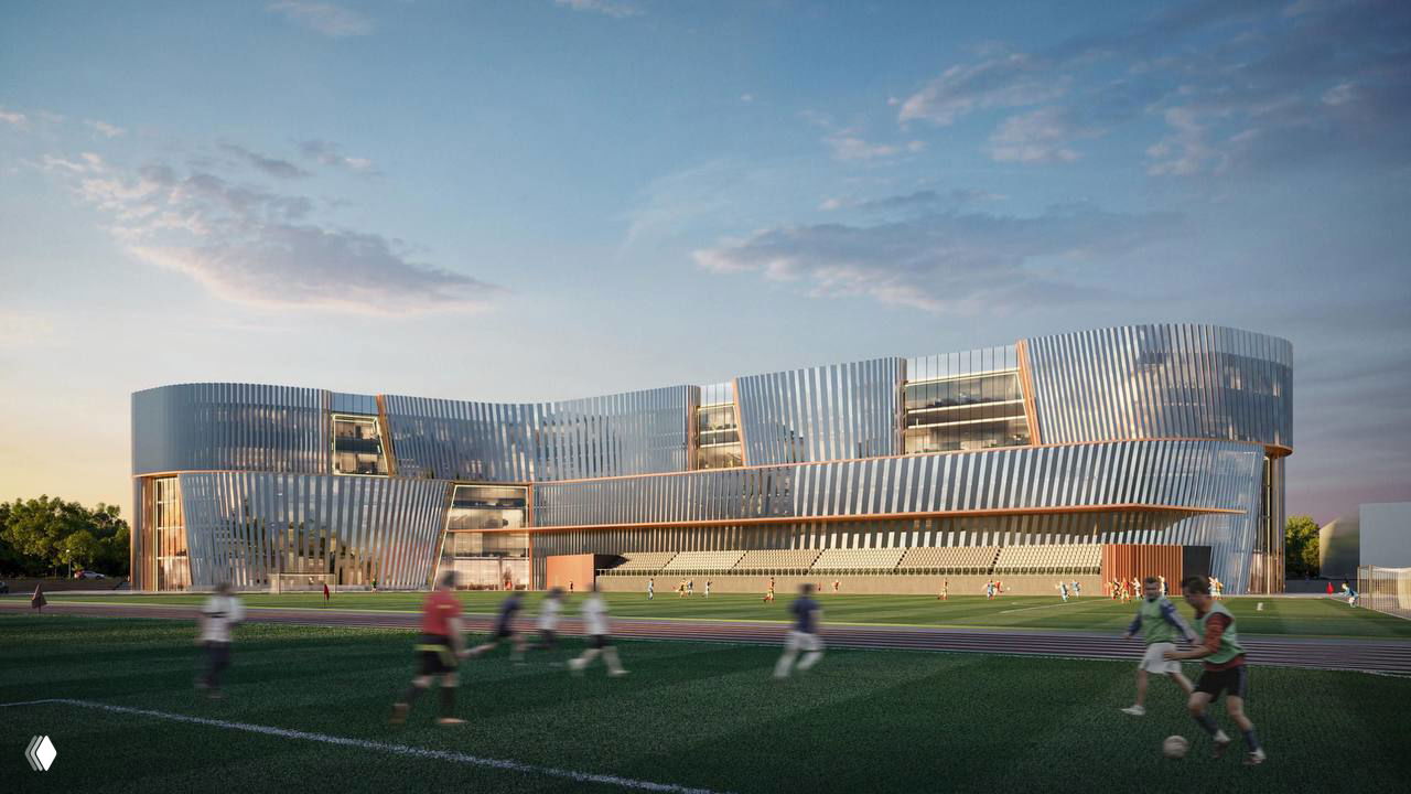 Рендер со стороны полей: многоуровневый корпус спортивного центра и тренировочные поля на заднем плане с людьми, играющими в футбол.