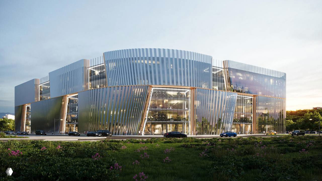 Перспективный ракурс фасада комплекса: металлические вертикальные ламели и большие витражи на фоне вечернего неба, вид с уровня земли.