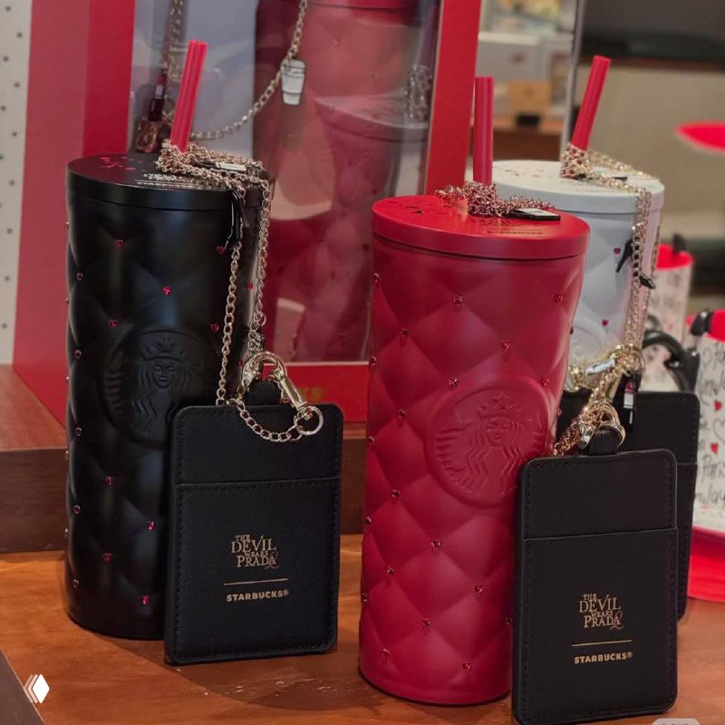 В Китае гуляет «коллаборация» Starbucks × Дьявол носит Prada