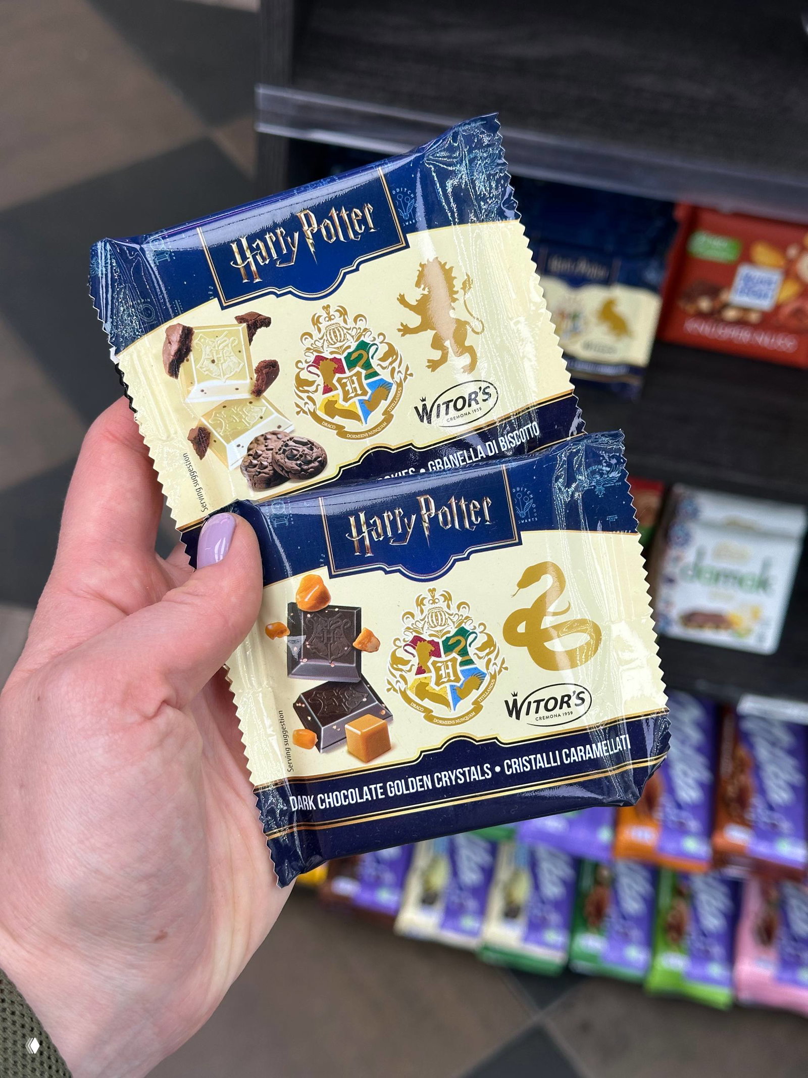 Две заморские шоколадки в фирменной упаковке с надписью 'Harry Potter', которые автор покупает в табачной лавке у метро.