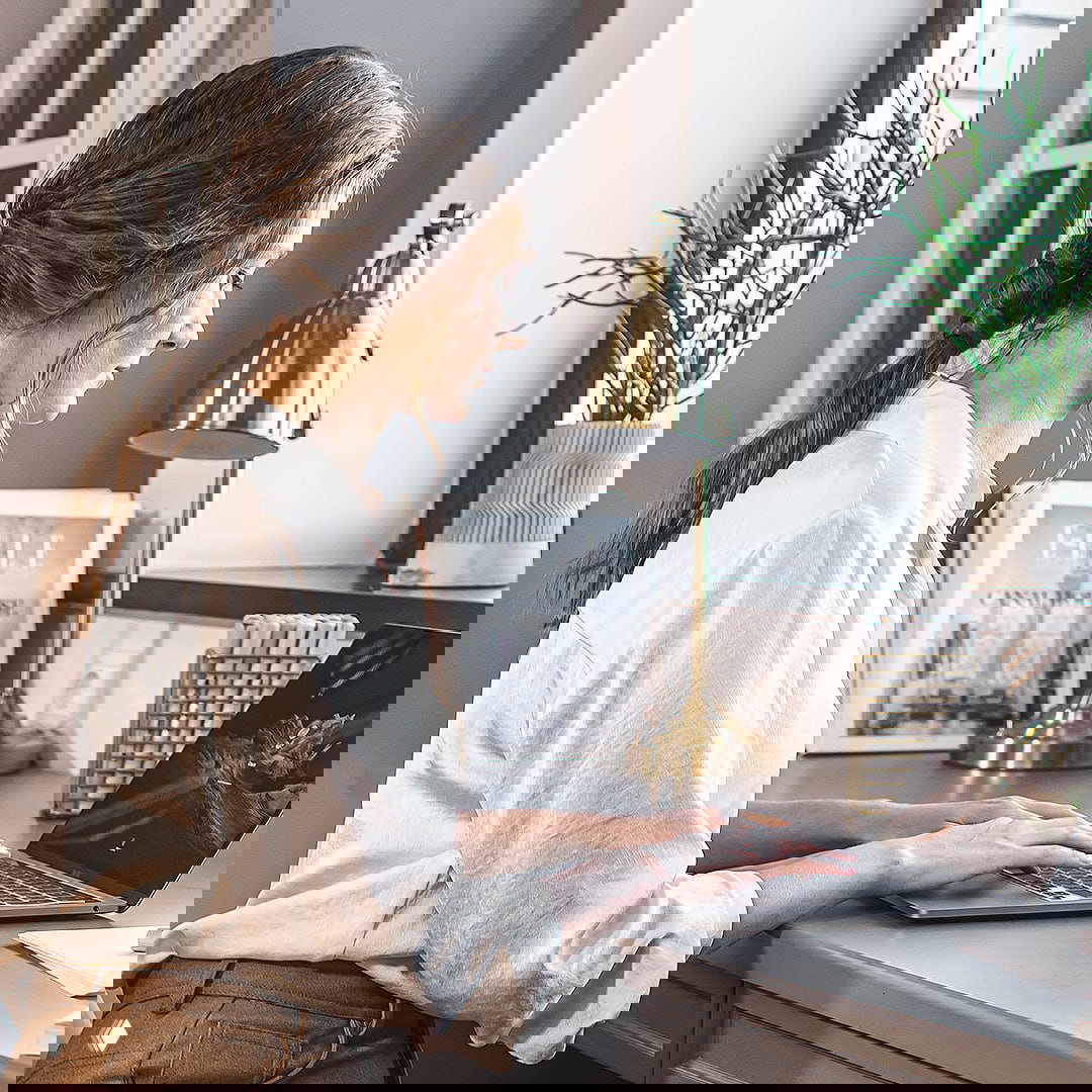 Фотография человека за ноутбуком в рабочем кабинете — иллюстрация к публикациям и обзорам, демонстрирующая работу с контентом РЕХАУ.