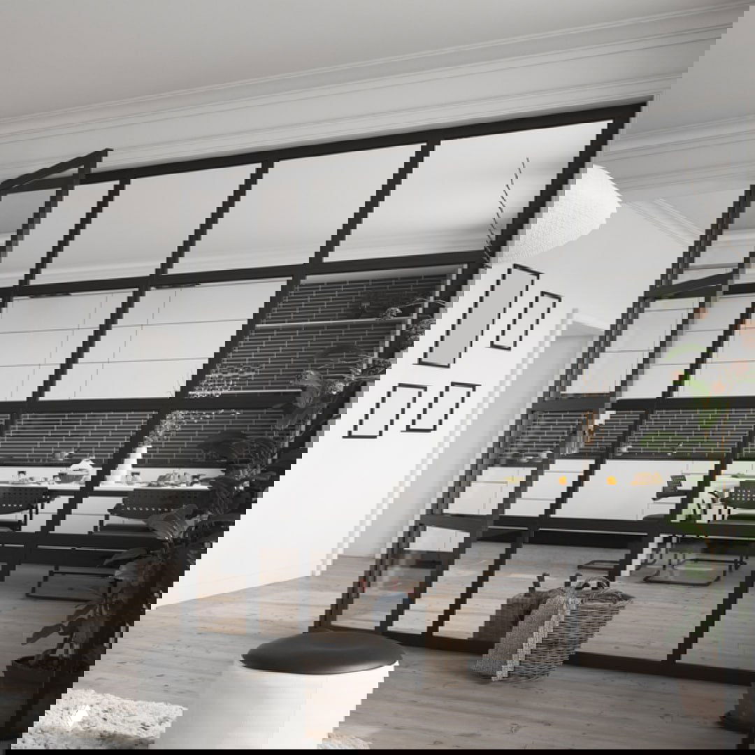 Черная металлическая рамная перегородка между кухней и столовой в нейтральных тонах, показан пример стильного разделения пространства.