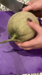 Процесс разрезания цельной дыни на разделочной доске: показывают, что дыню нужно хранить целой и резать перед едой для лучшего вкуса.