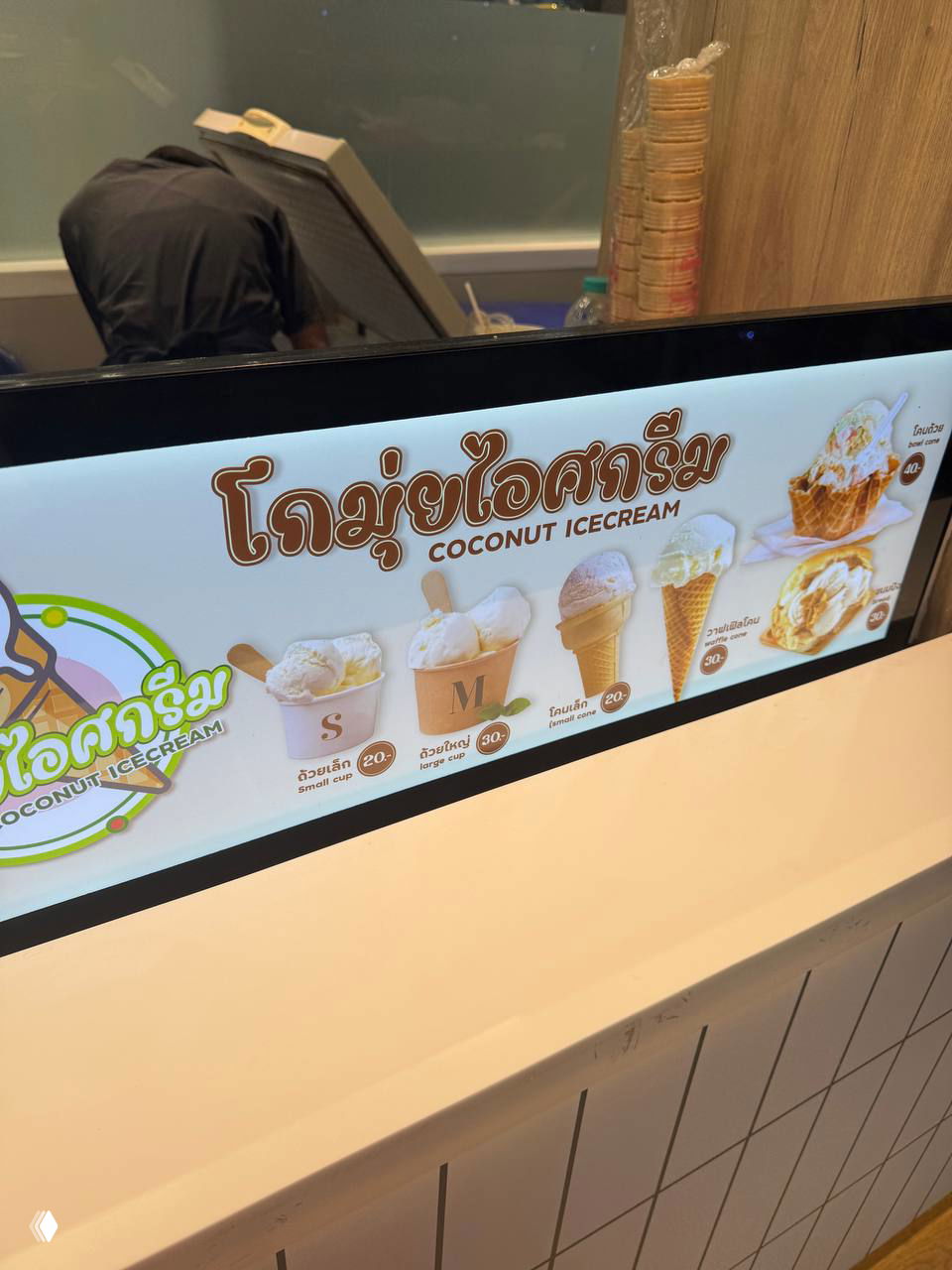 Кокосовое мороженое на фудкорте Lotus в Ламай