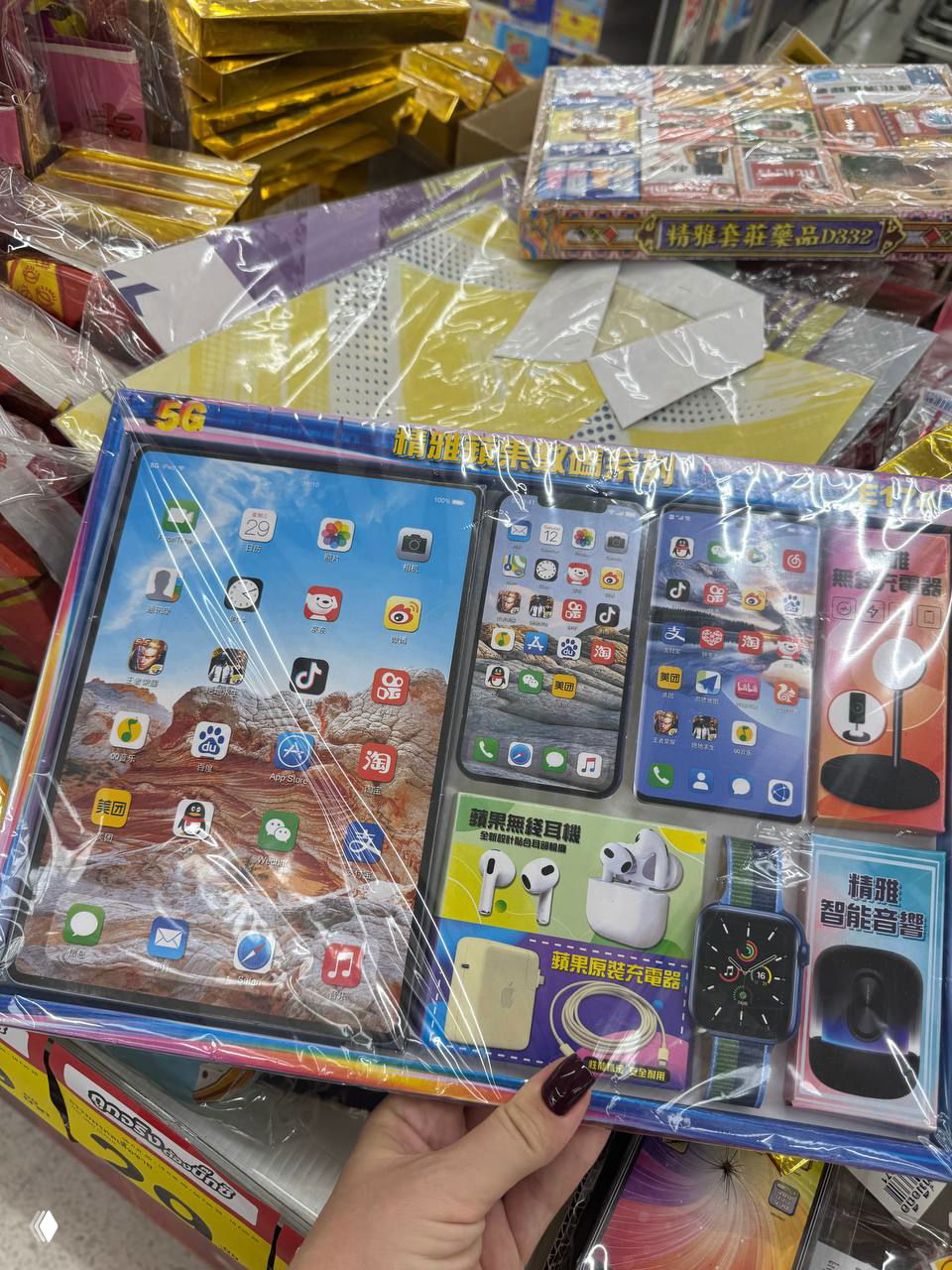 Пластиковая упаковка с набором бумажных гаджетов для подношений: планшет, смартфоны, наушники и другие мини-имитации современных устройств.