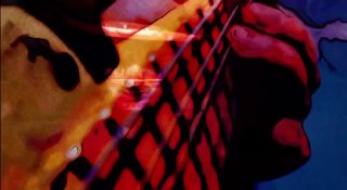 Крупный план рук и гитары: видна бас‑гитара с яркой цветной обработкой, струны, лад и пальцы музыканта в движении.