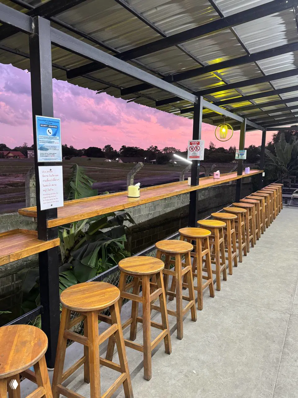 Кафешка с видом на взлетную полосу аэропорта