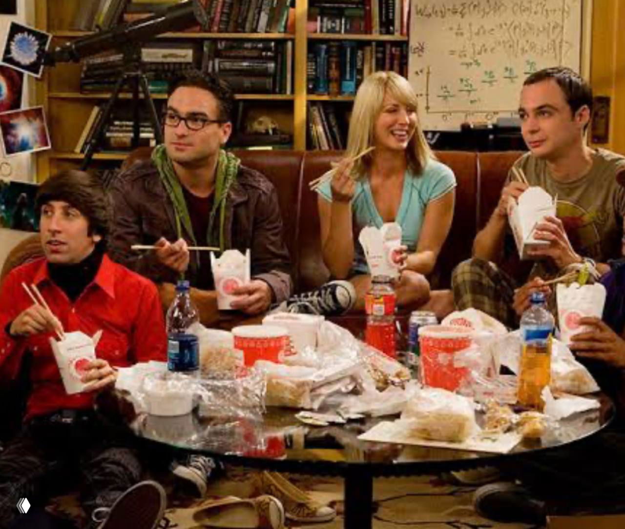 Кадр из американского ситкома: несколько героев сидят в гостиной и едят китайскую еду из белых коробочек с палочками на столе.