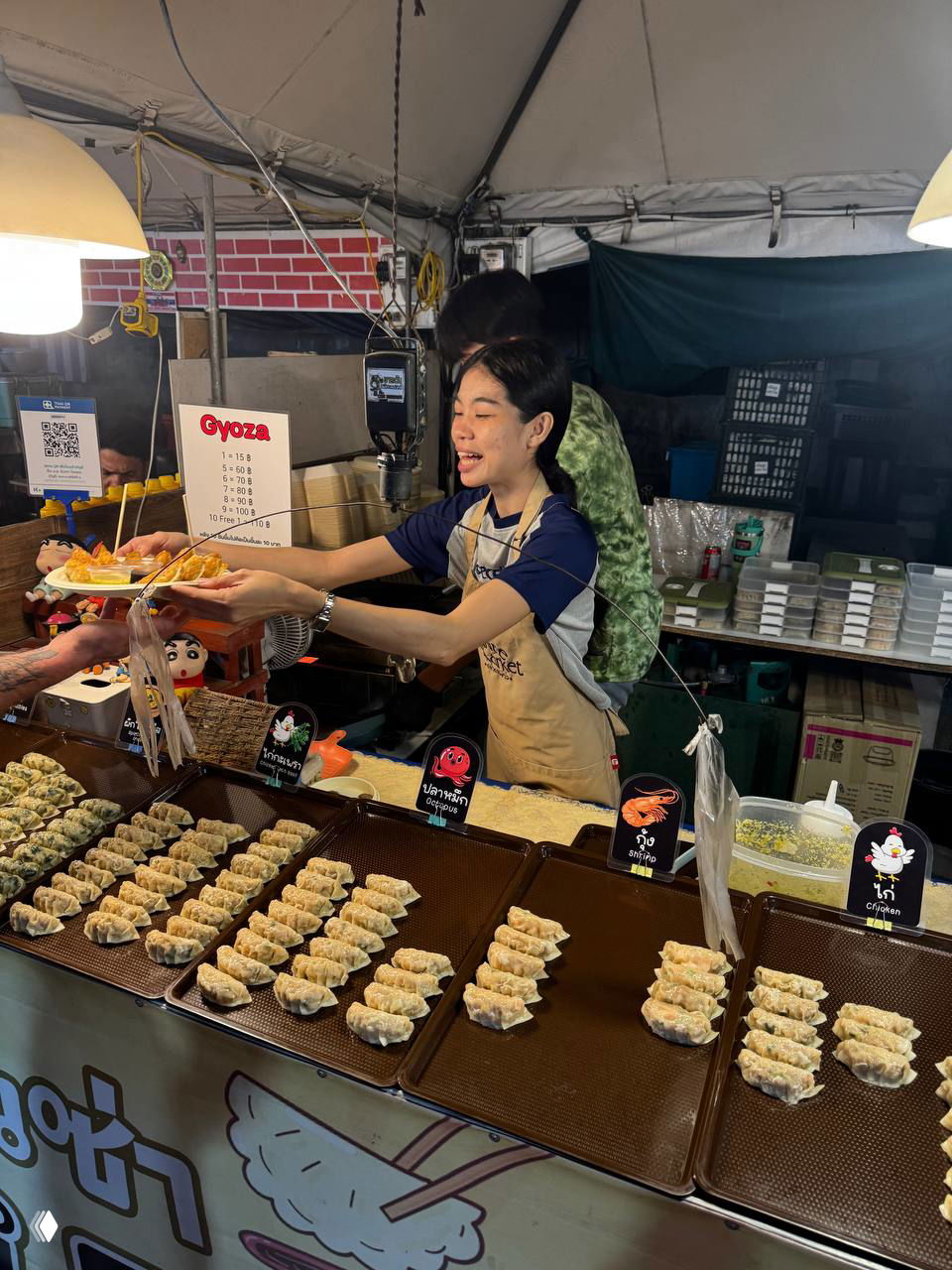 Тайская версия гиозы на ночном рынке Самуи