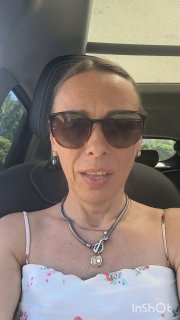 Портрет женщины в тёмных очках в салоне автомобиля, кадр в дневном свете — иллюстрация к посту о недвижимости и аренде.