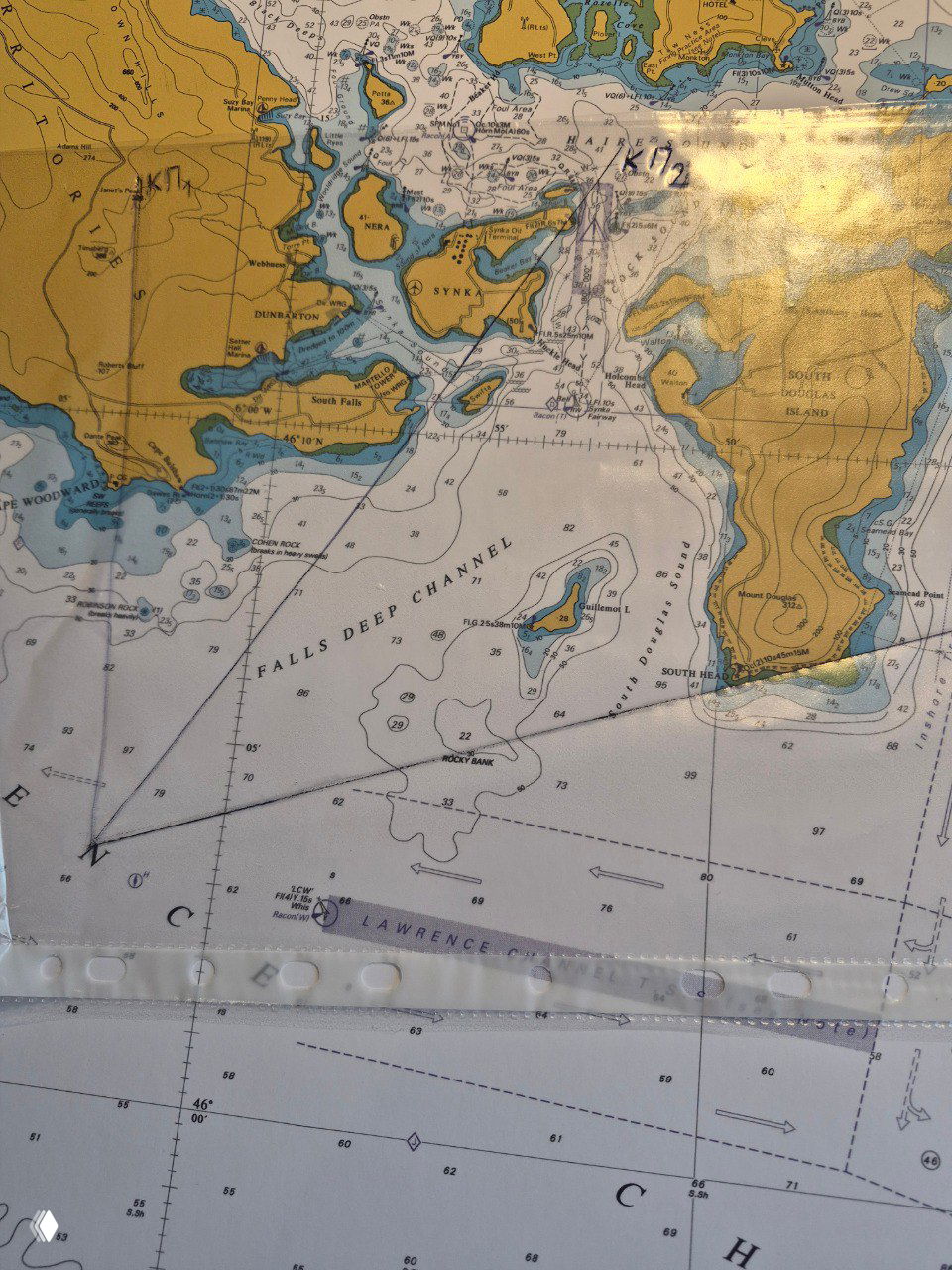 Фотография морской карты с наложенной калькой: на карте отмечены три луча-пеленга и показано совмещение лучей с ориентиром для поиска места яхты.