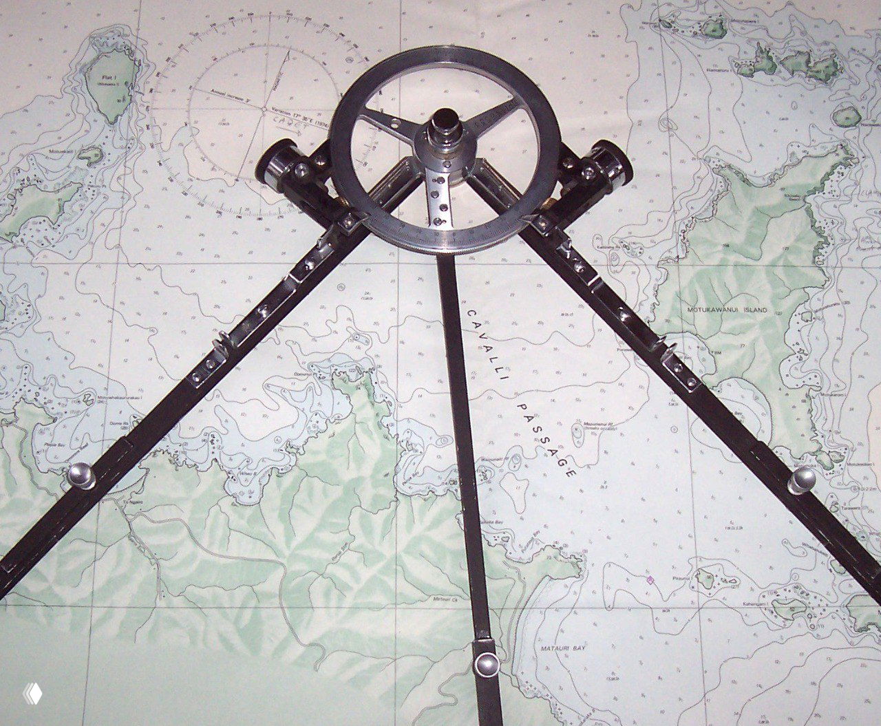 Третий снимок: протрактор (бретонский плоттер) установлен на морской карте — инструмент для откладывания углов и переноса линий пеленгов на кальку.