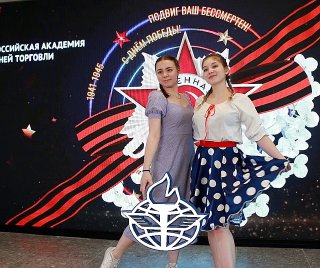 Две девушки позируют перед светодиодным экраном с декоративным орнаментом и георгиевской лентой: пример живых и ярких фотографий в LED‑фотозоне MosFotobudka.