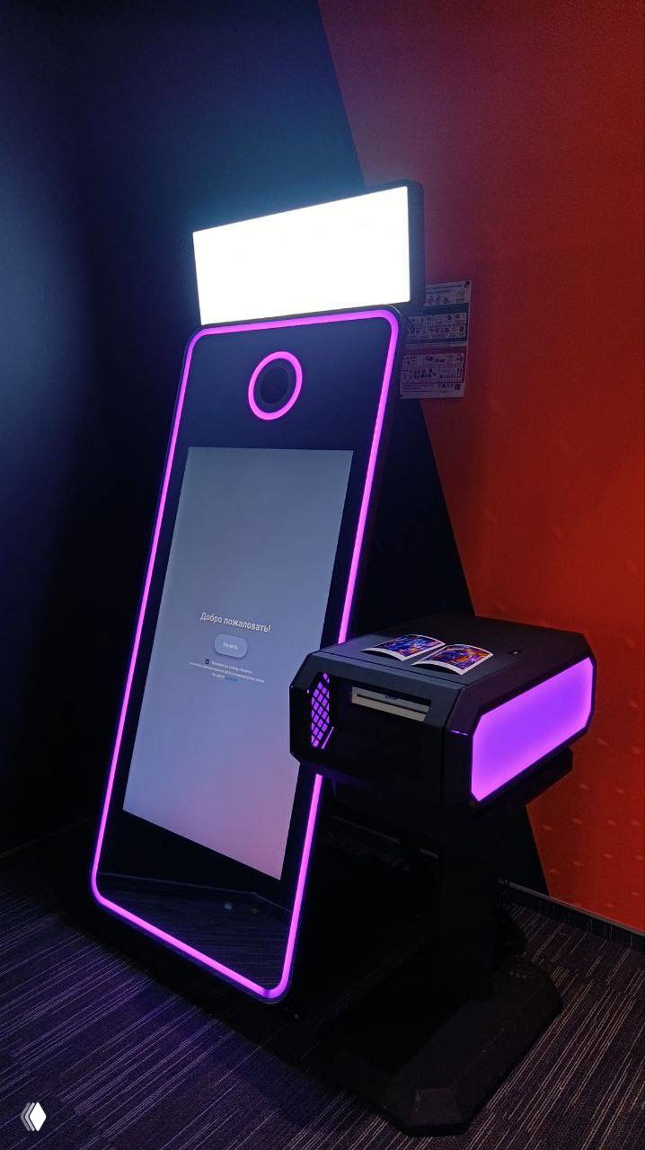 Крупный план селфи‑зеркала Hi‑Tech: сенсорный экран и встроенный принтер для моментальной печати, фиолетовая подсветка, профессиональная фотостойка.