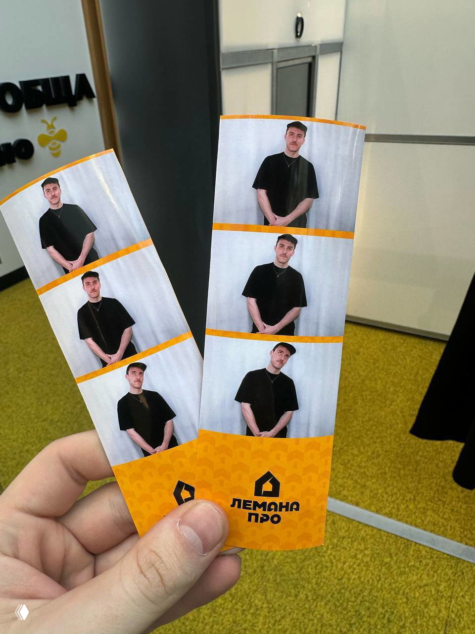 Распечатанные фотополоски с четырьмя кадрами, две ленты формата фотопечати с логотипом «Лемана Про» на жёлтом фоне, рука держит ленты.
