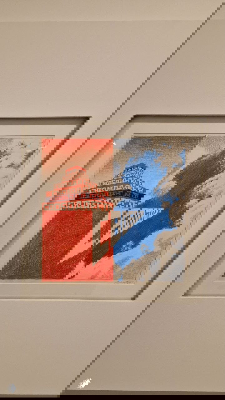 Фрамент работы с красно‑голубой графикой: диагональное разделение цвета и слово «свобода» в композиции, оформленное в раме на стене