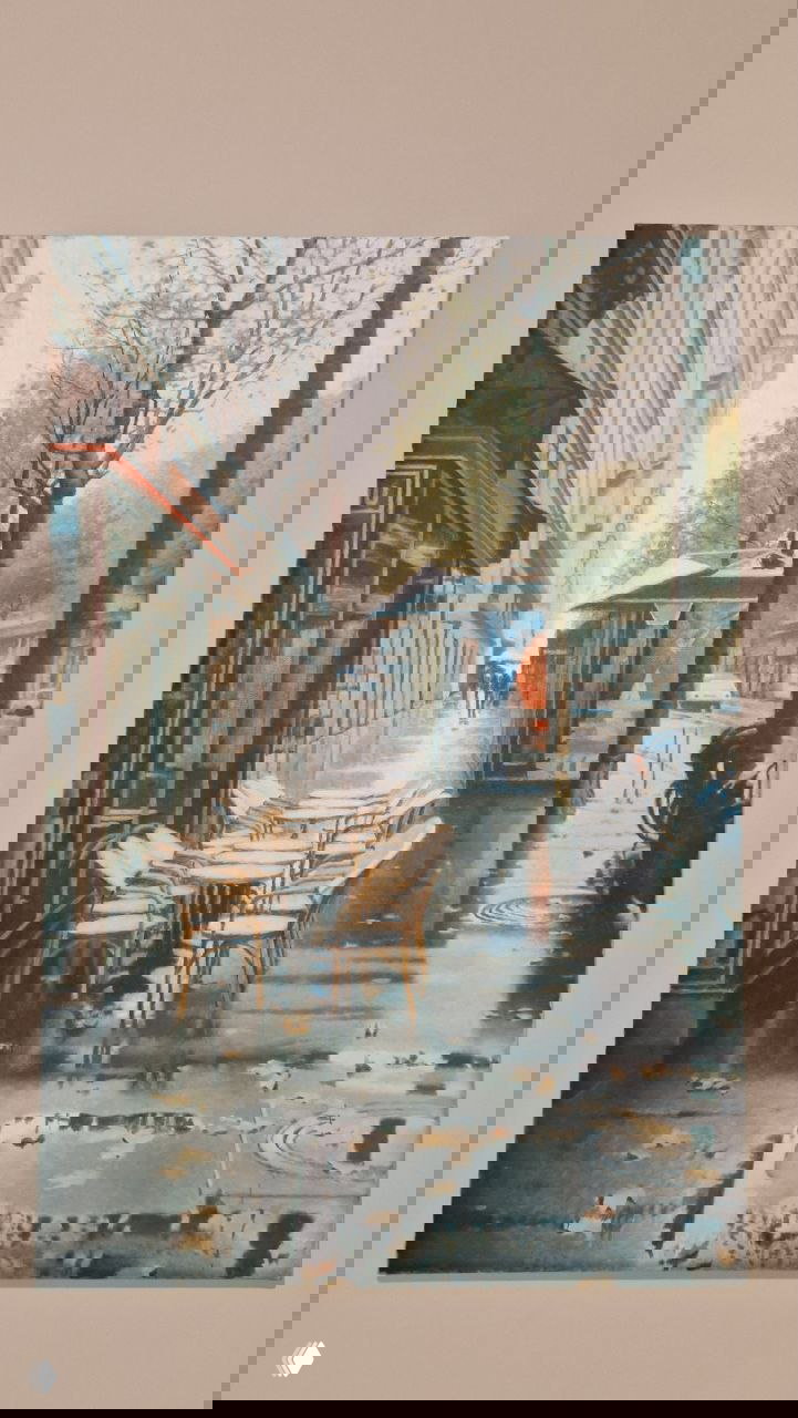 Картина городского кафе в дождливый день: пустые столики у витрины, блики на мокром асфальте и влажная атмосфера улицы в раме