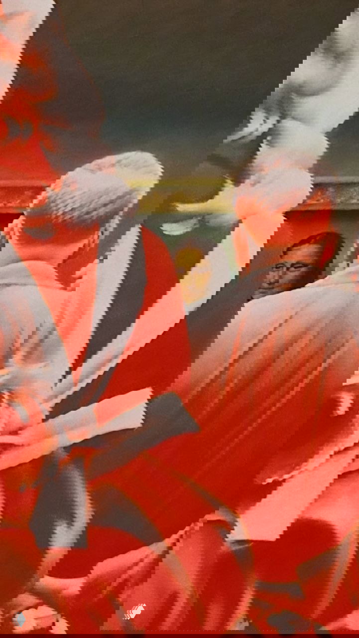 Крупный план картины: фигуры посетителей в красных тонах на переднем плане и едва видимая улыбка Моны Лизы в глубине композиции