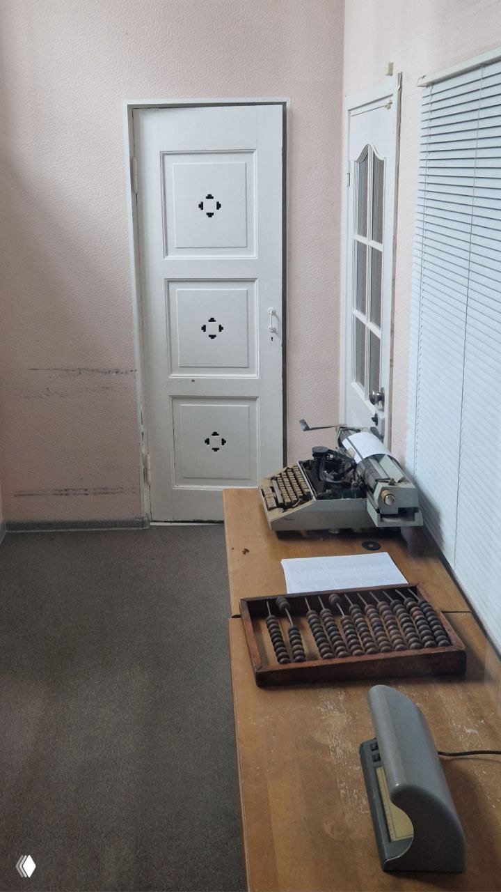 Музейный интерьер с рабочим столом, абаком и пишущей машинкой в экспозиции — реконструкция банковских контор начала XX века в Сортавале.