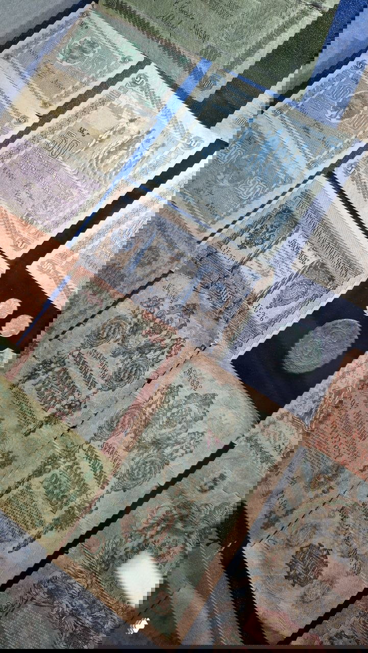 Витрина с коллекцией денежных купюр и монет разных эпох — демонстрация денежного обращения Сортавалы и окрестностей в музее банка.