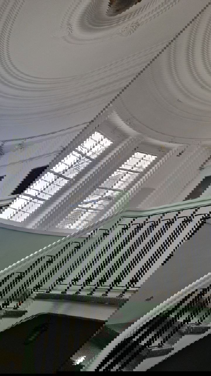 Центральная лестница с округлой ротондой и низкими большими окнами — характерный приём архитектуры Уно Ульберга внутри банковского здания.