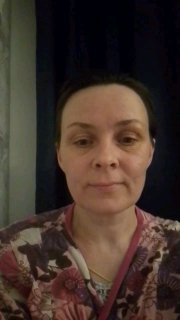 Крупный портрет женщины до похудения: домашняя обстановка, нейтральное выражение лица, вертикальная фотография в естественном свете, показывает исходный вид.