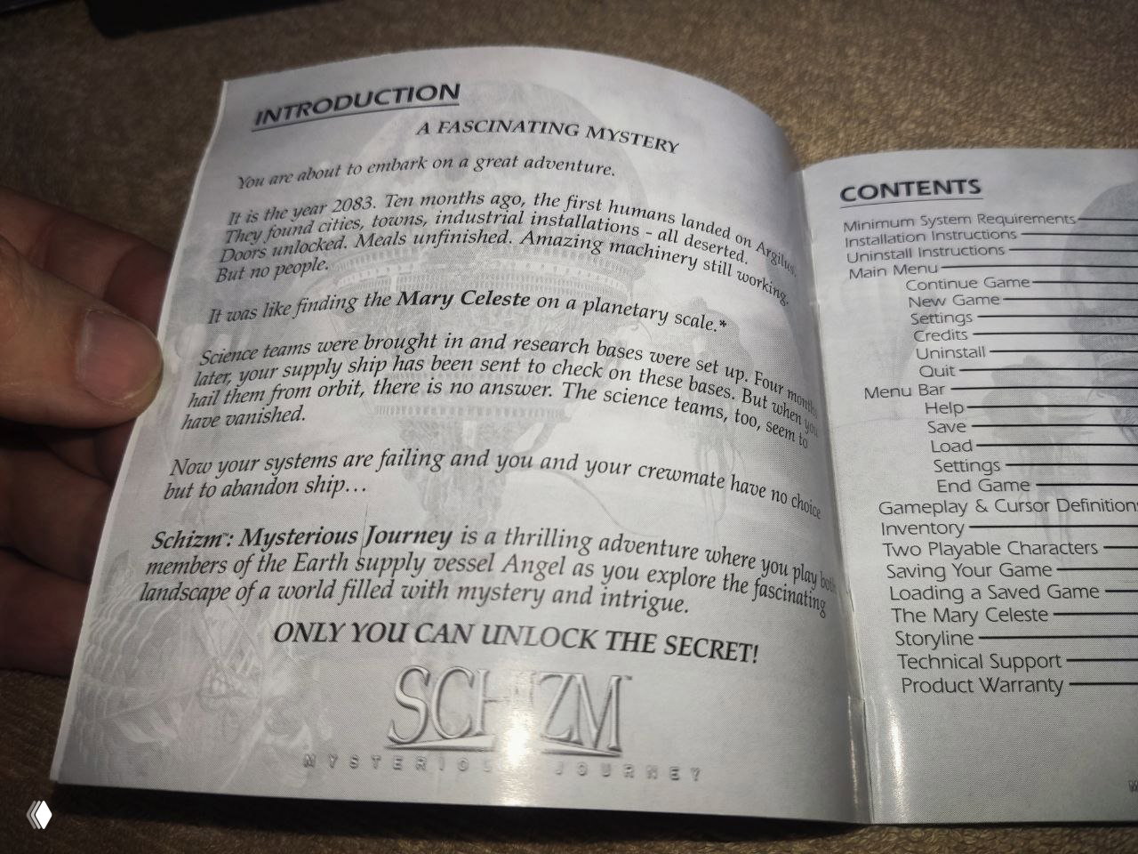 Разворот мануала Schizm с вводным текстом, логотипом и содержанием; видна типографика и стилистика издания DreamCatcher.