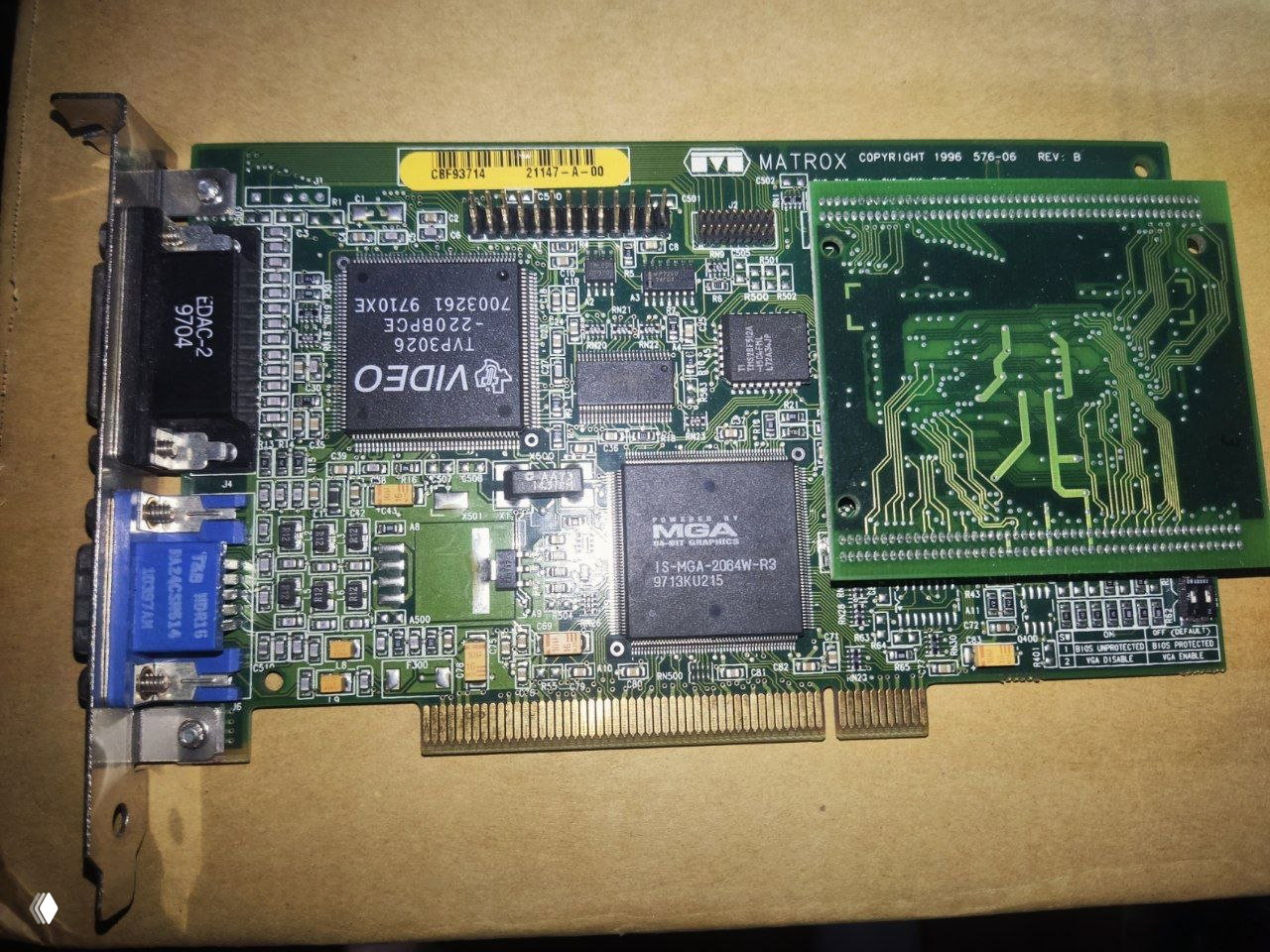 Лицевая сторона платы Matrox Millennium (MGA-MIL/2BN): видны чипы MGA, видеоконтроллер, разъёмы VGA и детали печатной платы.