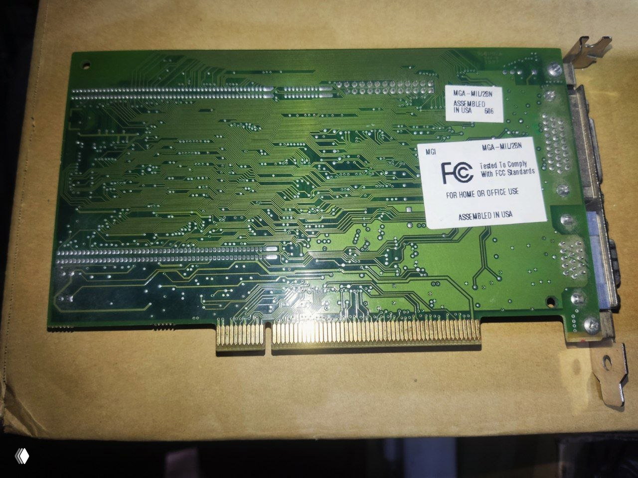 Обратная сторона платы Matrox Millennium (MGA-MIL/2BN): дорожки, контакты PCI и наклейки FCC/сборки, общий вид печатной платы снизу.