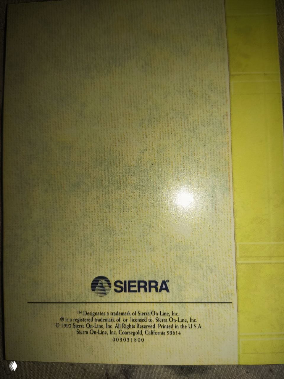 Задняя сторона подсказника King's Quest VI с указанием печати Sierra и текстовой информацией о правах, видно год 1992 и обозначение издательства.